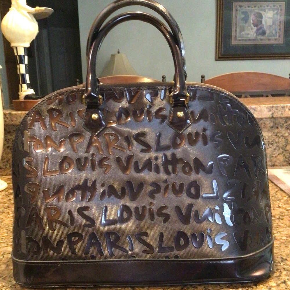 ** WOMENS FASHIONABLE BLACK TOTE HANDBAG—— $100